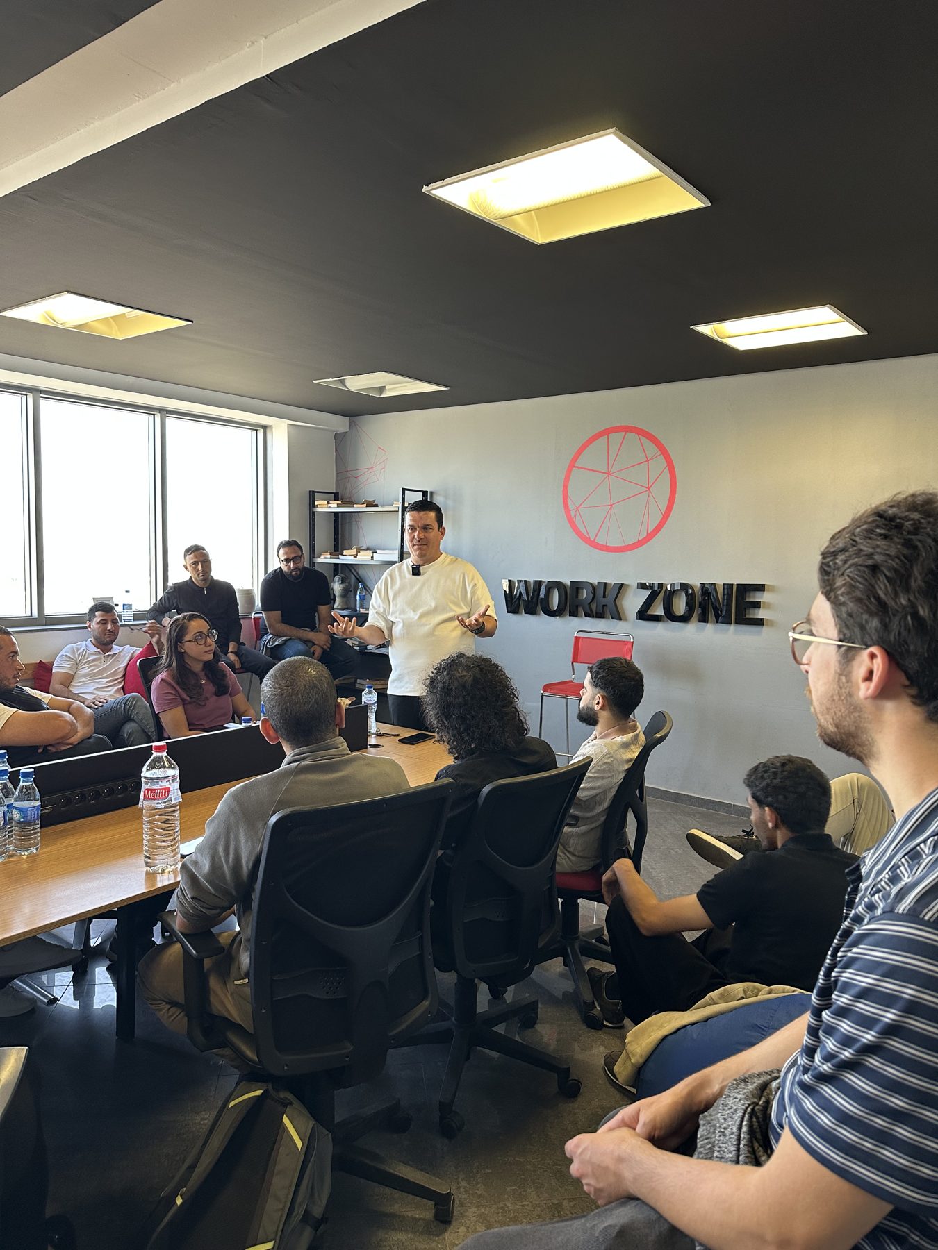 Azzam Soualmia, fondateur de Swiver, face au public de la WZ Business Class chez WorkZone