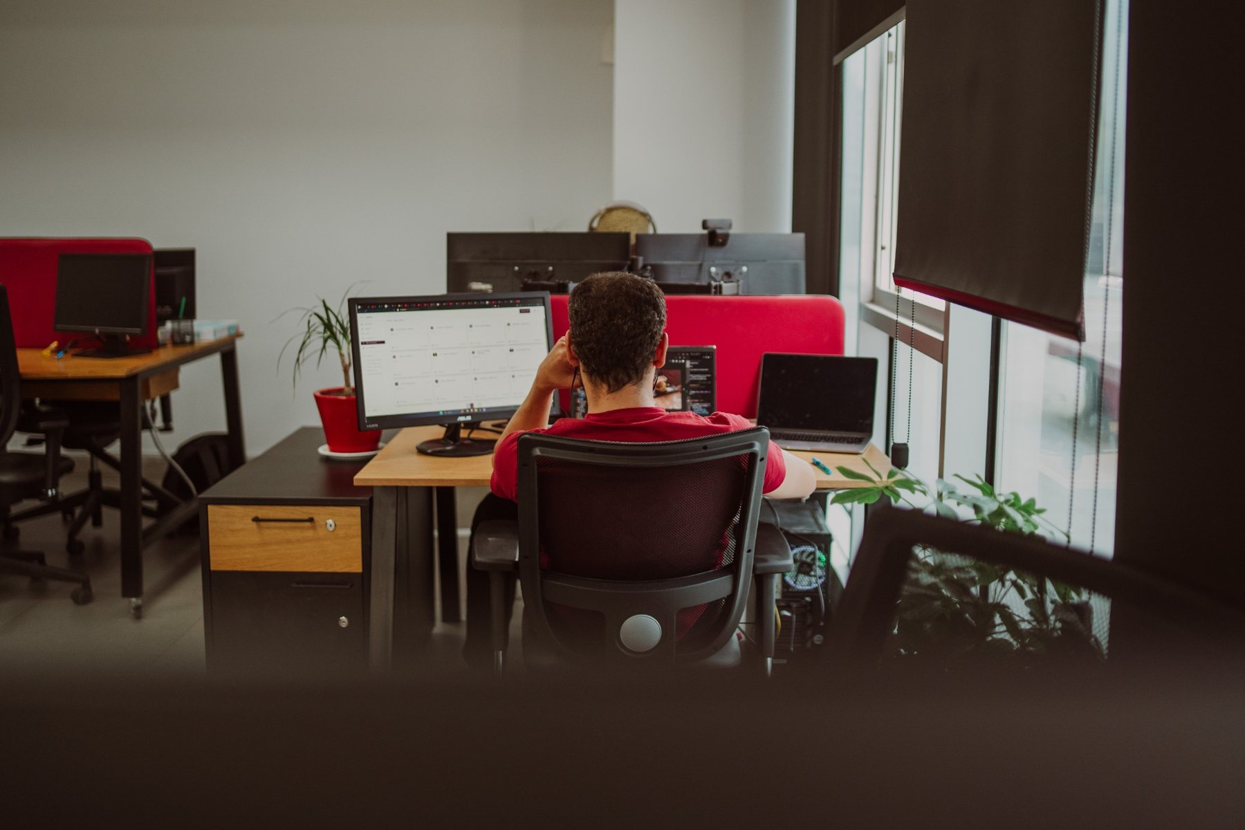 Membre au travail dans l'espace de coworking WorkZone, Centre Urbain Nord Tunis