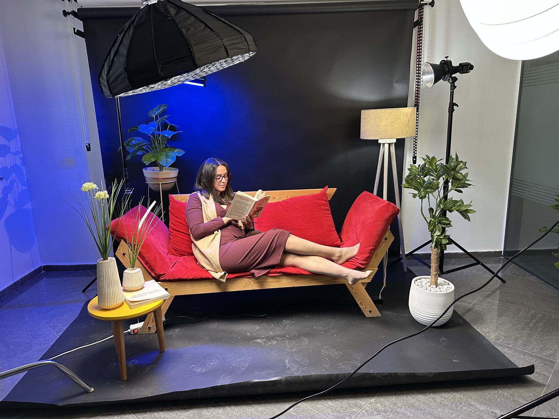Set-up podcast avec canapé et lumière d'ambiance