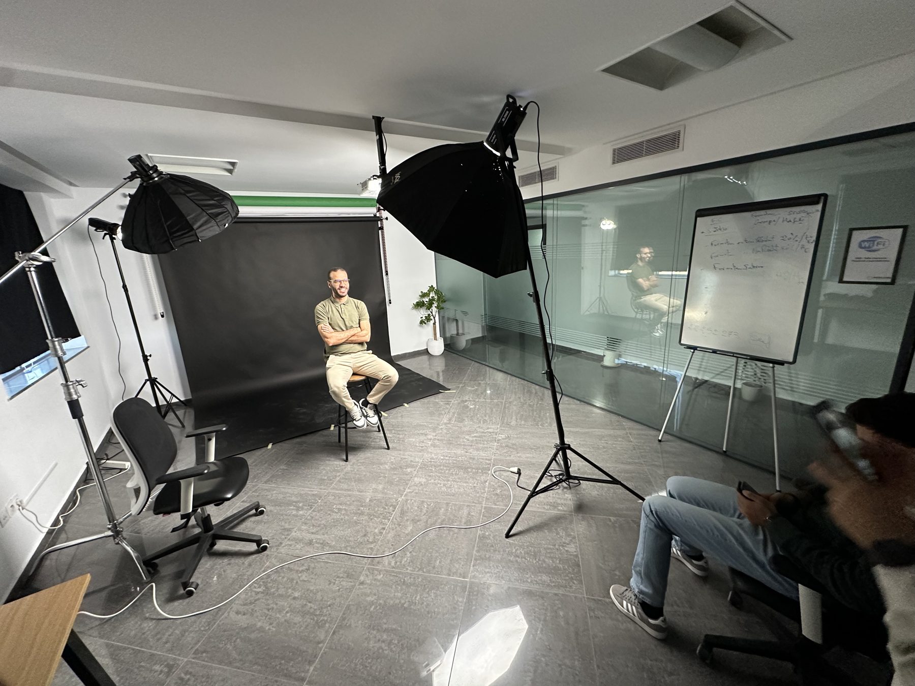 Portrait corporate sur fond noir au Light Zone Studio