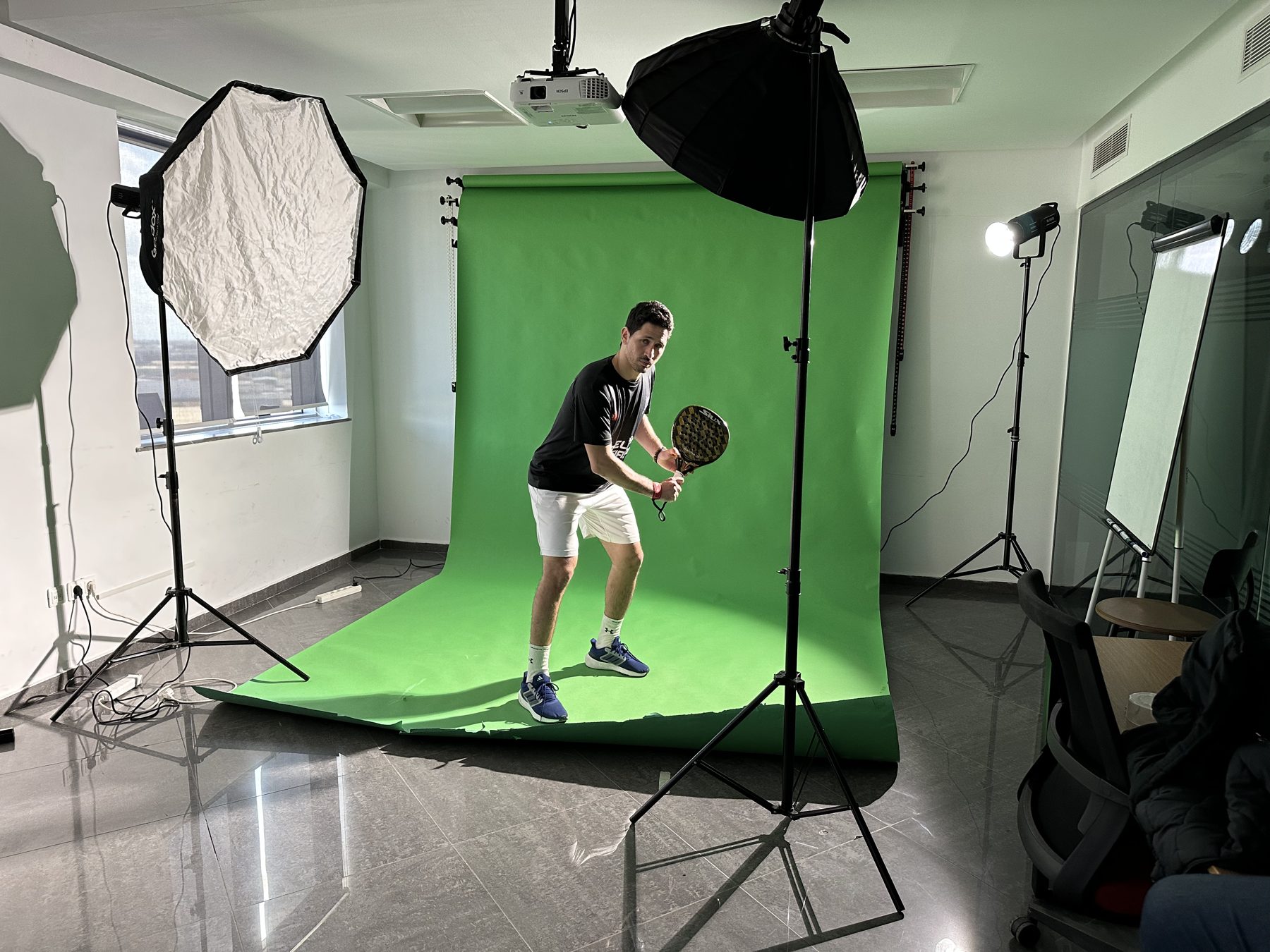 Shooting padel sur fond vert au Light Zone Studio